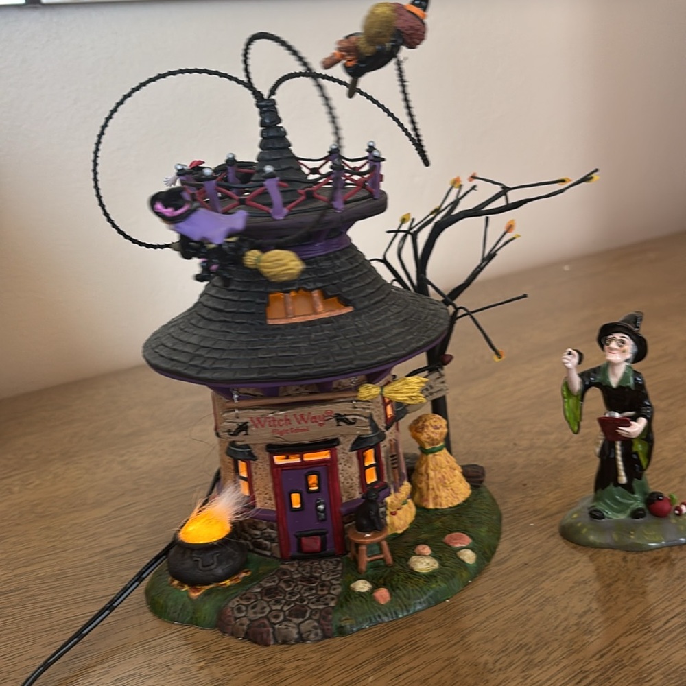 2003 Department 56 Witch Way Flight School. Building is in excellent condition.